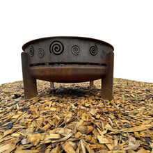 Laden Sie das Bild in den Galerie-Viewer, Feuerschale Design Spiri Durchmesser 75 cm, auch in Durchmesser 50 cm verfügbar. Feuerschale steht auf Hackschnitzel mit Feuerschalendeckel