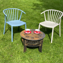 Laden Sie das Bild in den Galerie-Viewer, Little King Design Feuerschale Durchmesser 50 cm als Kaffee Tisch. Feuerschale aus Stahl Rostlook im Garten vor zwei Stühlen..