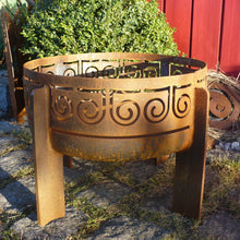 Laden Sie das Bild in den Galerie-Viewer, Die Design Feuerschale Arabi Ø 50 cm besonders schön durch ihre Muster. Die Feuerschale kann auch als Grill und als Deko verwändet werden. Feuerschale aus massiven Stahl Rost Look