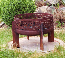 Laden Sie das Bild in den Galerie-Viewer, Auf folgendem Bild sieht man die Design Feuerschale Arabi Ø 50 cm . Durch die Korrosion verändert die langlebige Feuerschale ihren Look auch nach dem Kauf. Dunkler Roost Look. Eine alternative um dem Kanaldeckel im Garten abzudecken.