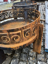 Laden Sie das Bild in den Galerie-Viewer, Design Feuerschale Arabi Durchmesser 50 cm der massive stahl fängt zum Rosten an. Im Hintergrund ist die Feuerschale mit dem Design Ethno