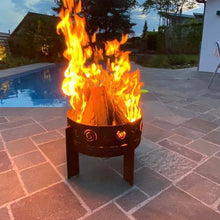 Laden Sie das Bild in den Galerie-Viewer, Design Feuerschale Spiri Durchmesser 50 cm auf einer Terrasse mit großem Feuer.