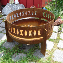 Laden Sie das Bild in den Galerie-Viewer, Die auf dem Bild gezeigte Ethno Ø 50 Kunden gerne gekauft. Die Elemente scheinen wunderschön bei Nacht um die Feuerschale. Stahl Rost Look. Design Feuerschale