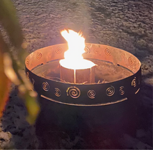Laden Sie das Bild in den Galerie-Viewer, Design Feuerschale Spiri mit Schwedenfeuer im Winter. Feuerschale hat den Durchmesser 75 cm