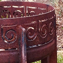 Laden Sie das Bild in den Galerie-Viewer, Unsere Arabi Ø 75 cm Feuerschale ist die Optimale Feuerschale für Ihren Garten. Kleine wie Große Feste kann sie abdecken. Es lohnt sich den Grillrost 75cm mit zu kaufen.