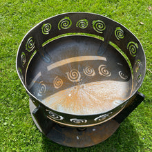 Laden Sie das Bild in den Galerie-Viewer, Design Feuerschale Durchmesser 50 cm Little King aus Stahl Rostlook. Auf Feuerschalendeckel Durchmesser 50. Die Sonne erzeugt einen Schatten wodurch das Spiri Design bestehend aus Spirale mit Krone einen Schatten bildet. 
