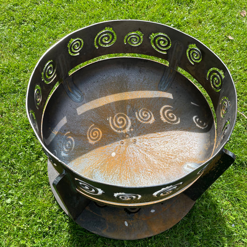 Design Feuerschale Durchmesser 50 cm Little King aus Stahl Rostlook. Auf Feuerschalendeckel Durchmesser 50. Die Sonne erzeugt einen Schatten wodurch das Spiri Design bestehend aus Spirale mit Krone einen Schatten bildet. 