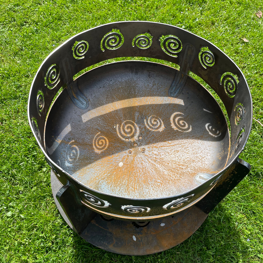 Design Feuerschale Durchmesser 50 cm Little King aus Stahl Rostlook. Auf Feuerschalendeckel Durchmesser 50. Die Sonne erzeugt einen Schatten wodurch das Spiri Design bestehend aus Spirale mit Krone einen Schatten bildet. 