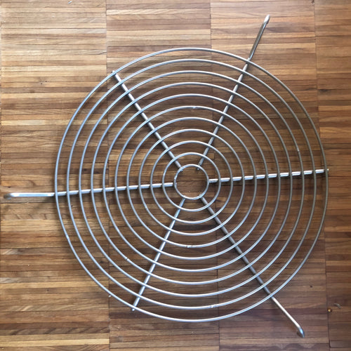 Grillrost Durchmesser 50 von WerkRaumKunst. Der Grillrost ist rund und aus Edelstahl. 