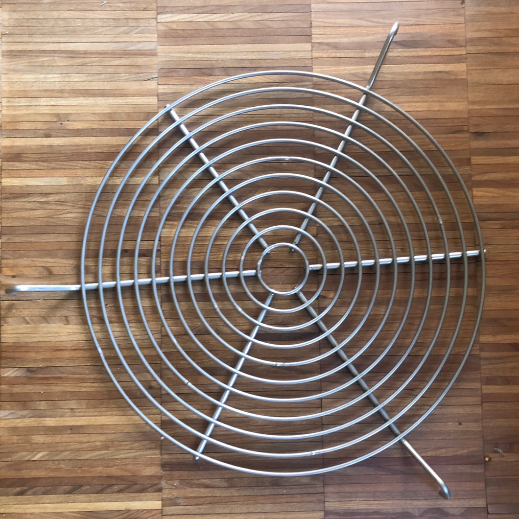 Grillrost Durchmesser 50 von WerkRaumKunst. Der Grillrost ist rund und aus Edelstahl. 