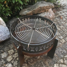 Laden Sie das Bild in den Galerie-Viewer, Grillrost Ø 50 cm aus Edelstahl der Grillrost ist auf dem Foto auf der Feuerschale mit dem Design Ethno Durchmesser 50 cm 
