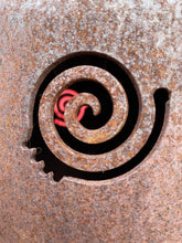 Laden Sie das Bild in den Galerie-Viewer, Feuerschalen Design Little King Spirale mit Krone. Ornament einer Feuerschale
