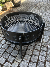 Laden Sie das Bild in den Galerie-Viewer, Feuerschale Design Spiri Durchmesser 50 cm mit Edelstahl Grillrost. 
